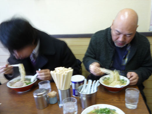 北斗亭で食べる米田団長と川崎氏