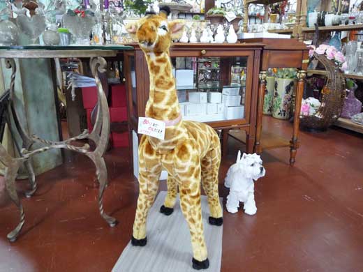 椅子にもなるキリンの置物