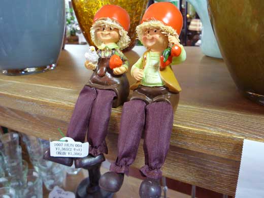 ペアのお座り人形