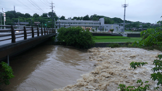 増水し決壊目前の切戸川