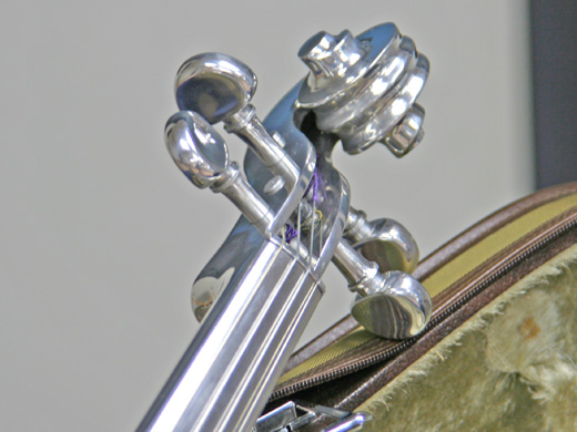 マグネシウム・バイオリンの糸巻きとスクロール部分