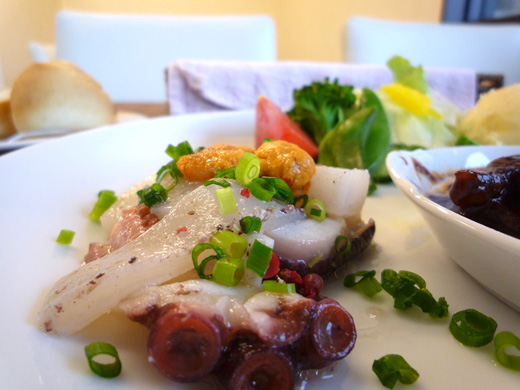 あおりイカとタコとウニのマリネ