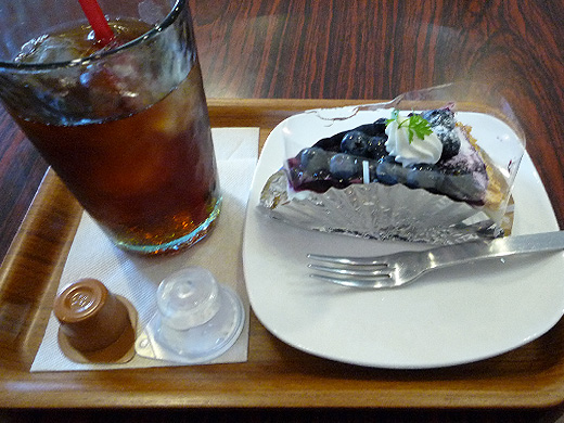 ブルーベリーのタルトとアールグレイのアイスティ